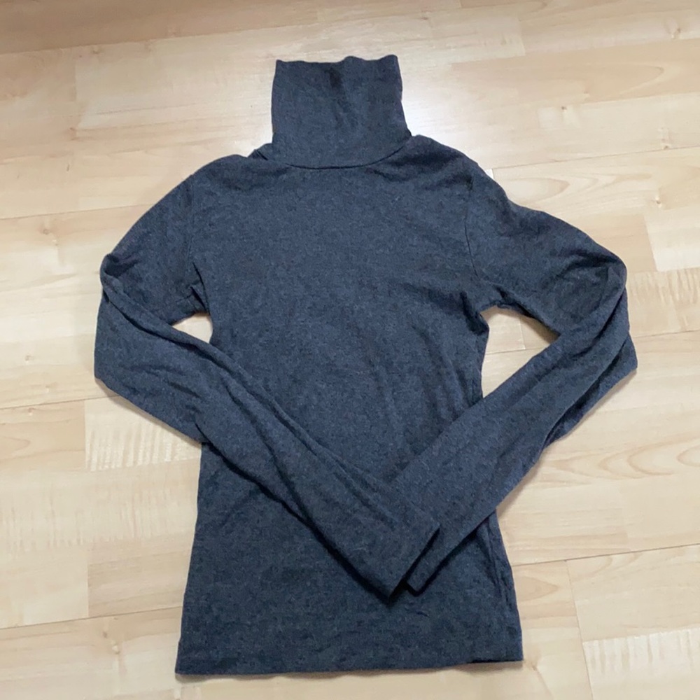 Kotn charcoal turtleneck NWOT